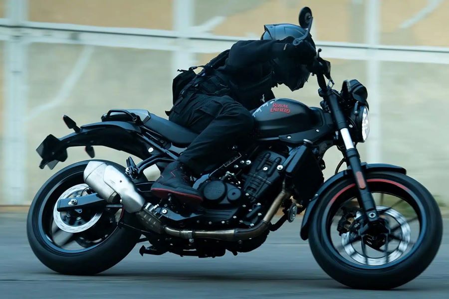 Un piloto se desplaza en posición al ataque sobre una moto Royal Enfield Gerrilla 450 Apex gris