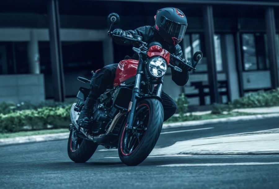 Una moto Royal Enfield Gerrilla 450 Apex roja transita la ciudad