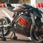 Una moto Silen Revo-1 posa sobre una pista