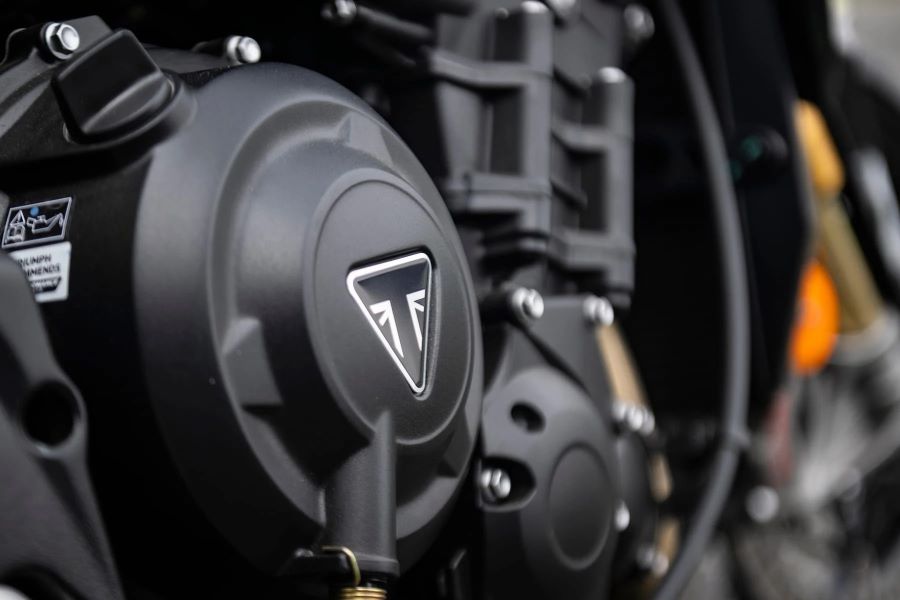 Primer plano del logo de Triumph aplicado a una moto
