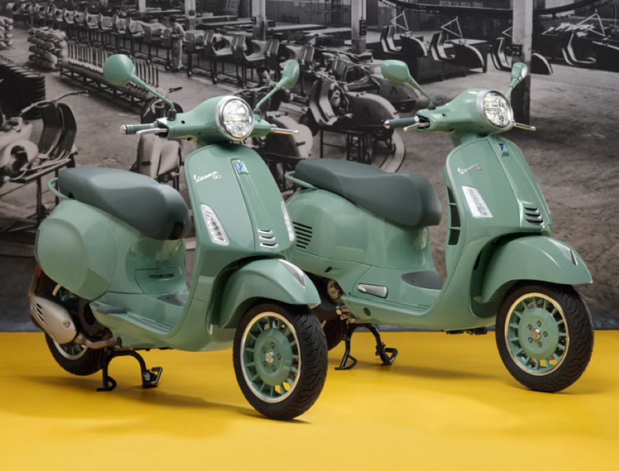 las dos versiones Vespa 80 años en color verde pastel