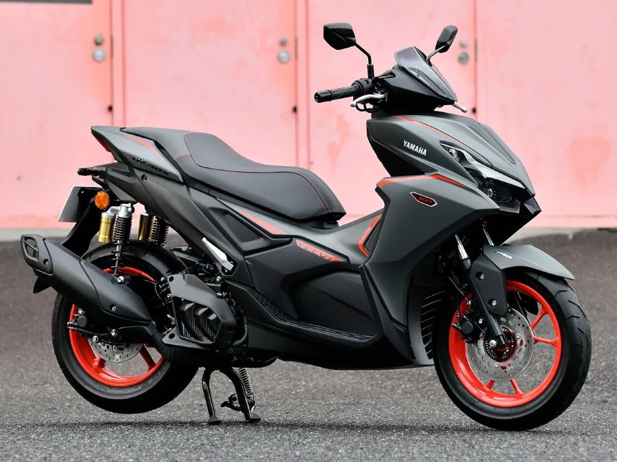 Vista lateral derecha de un scooter Yamaha Aerox Turbo