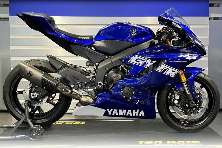 Lateral derecho de una Yamaha R6 Crossplane
