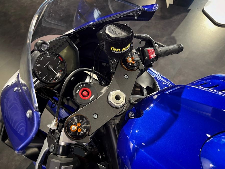 Mandos de una Yamaha R6 Crossplane