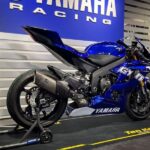 Perspectiva lateral derecha de una Yamaha R6 Crossplane