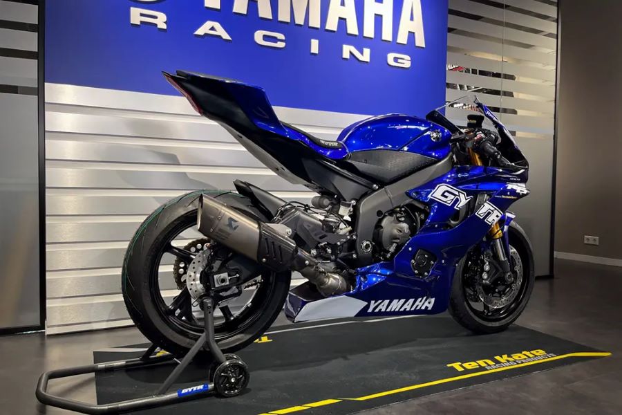 Perspectiva lateral derecha de una Yamaha R6 Crossplane