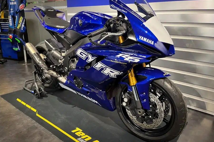 Una Yamaha R6 Crossplane en un taller