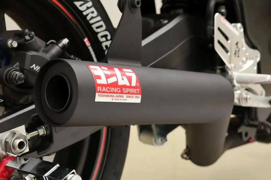 Escape de la moto Yoshimura CB1000F