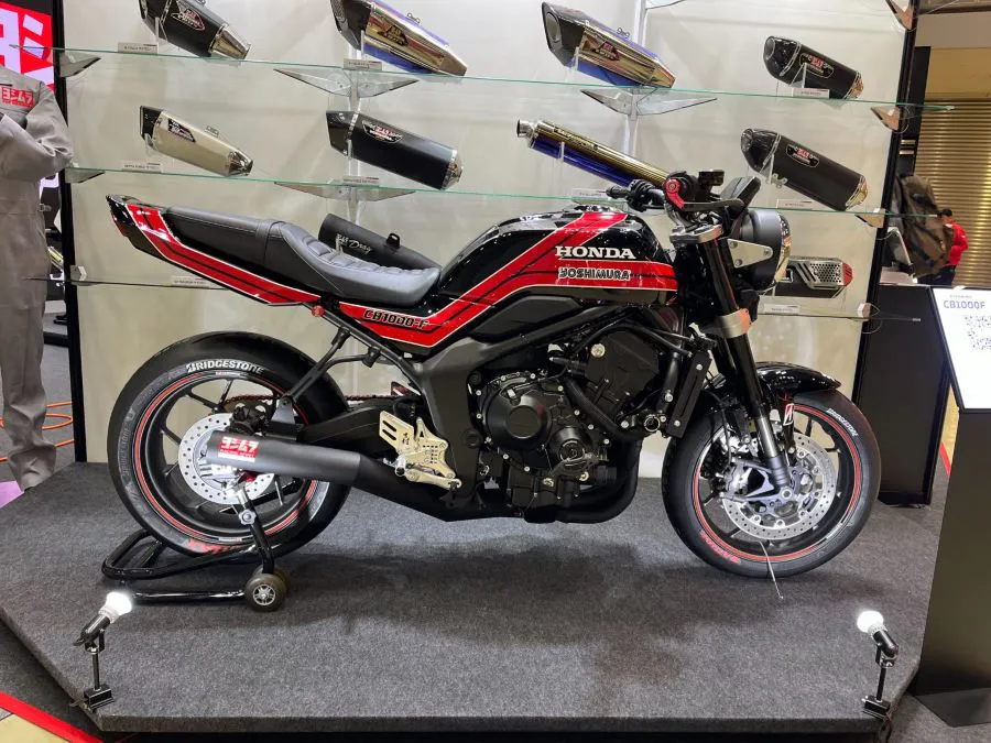 La preparación Yoshimura CB1000F se exhibe en un stand del Salón de Tokio 2026
