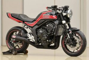 Una moto Yoshimura CB1000F en su caballete trasero
