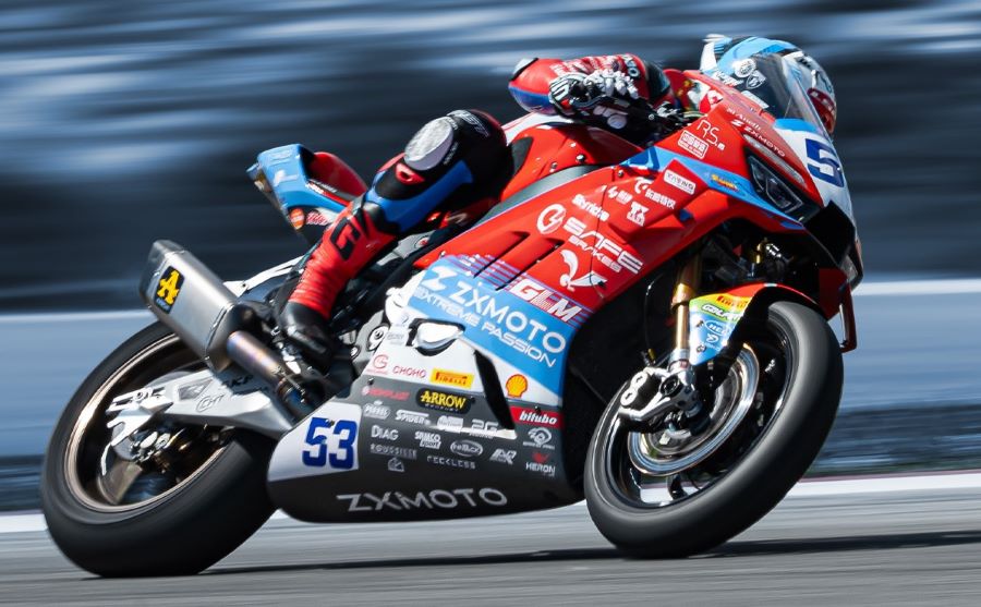 Una moto ZXMOTO 820 RR-R en plena carrera del WSSP