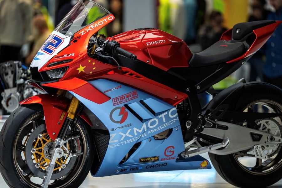 Una moto ZXMOTO 820 RR-R expuesta en el EICMA 2025