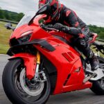 Una moto ZXMOTO 820 RR-R roja se desplaza a toda velocidad en una pista