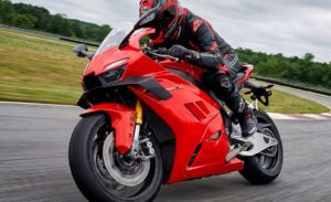 Una moto ZXMOTO 820 RR-R roja se desplaza a toda velocidad en una pista