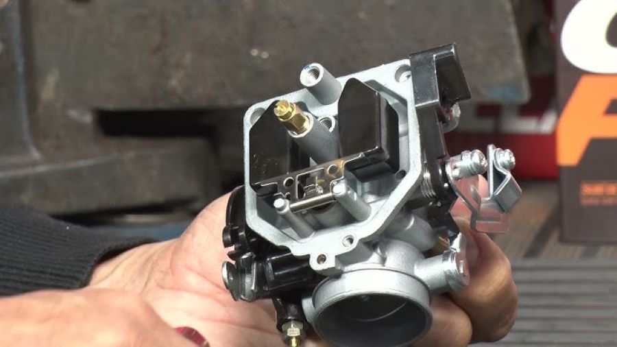 Un carburador de moto con bomba de pique abierto