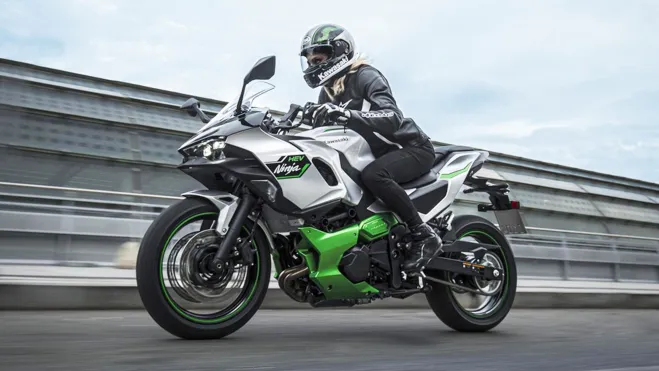 Una Kawasaki Ninja e-1 en acción