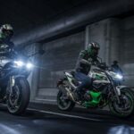 Las Kawasaki Híbridas 2026 se traslada dentro de un túnel con las luces encendidas