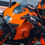 Primer plano de una KTM RC450 girando a la derecha en una pìsta
