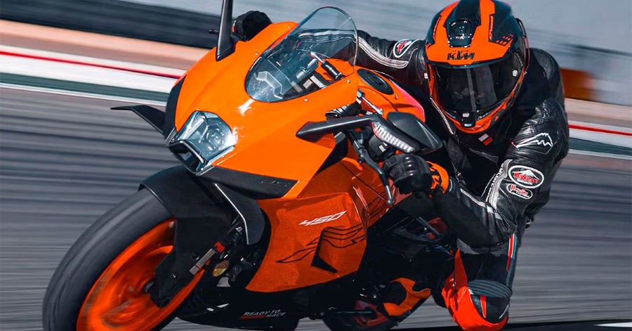 Primer plano de una KTM RC450 girando a la derecha en una pìsta