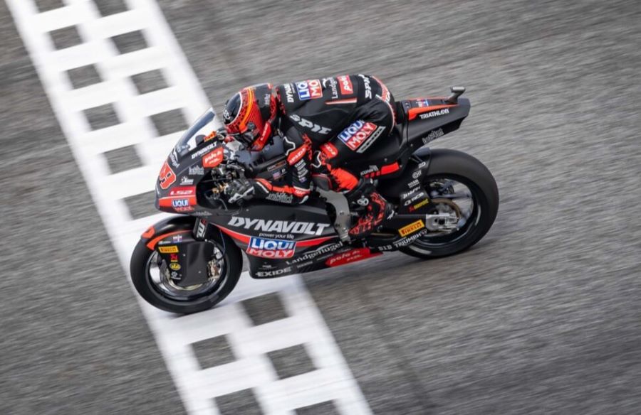 Una moto de la categoría Moto2 cruza la meta