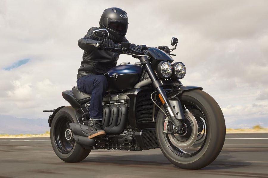 Una moto Triumph Roket 3 storm en la ruta