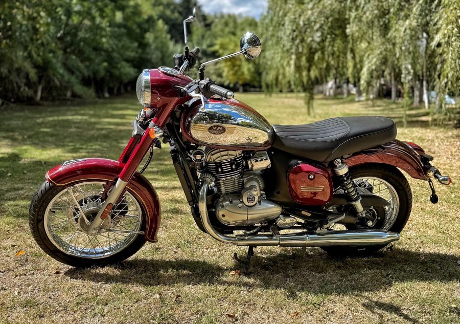 Lateral izquiedo de una moto Jawa 350 Classics