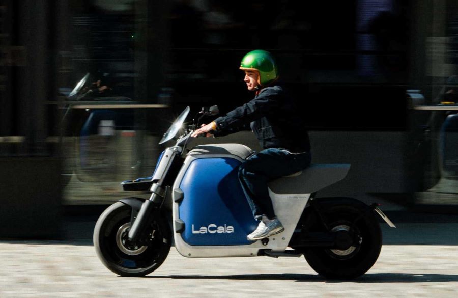Un usuario se deplaza en la ciudad sobre una moto eléctrica ANY LUV 1