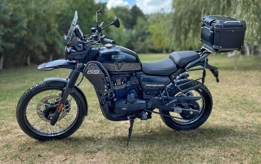 Lateral izquierdo de una moto Jawa Adventure 350
