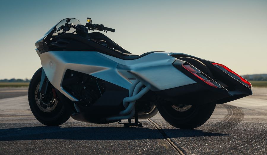 Un prototipo BMW Vision K18 descansa en una pista