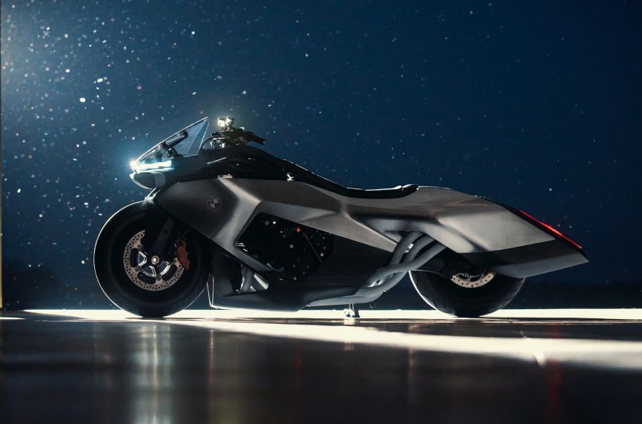 Lateral izquierdo de un prototipo BMW Vision K18 con fondo de cielo estrellado