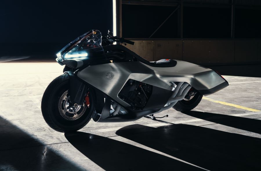 Un prototipo BMW Vision K18 en un cono de luz que ingresa por un portón