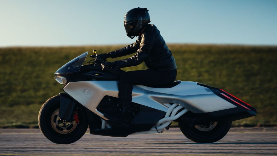 Un piloto acelera sobre un prototipo BMW Vision K18