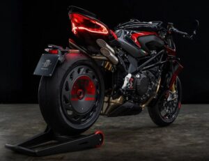 Vista en perspectiva trasera de una MV Agusta Brutale 1000 ABT