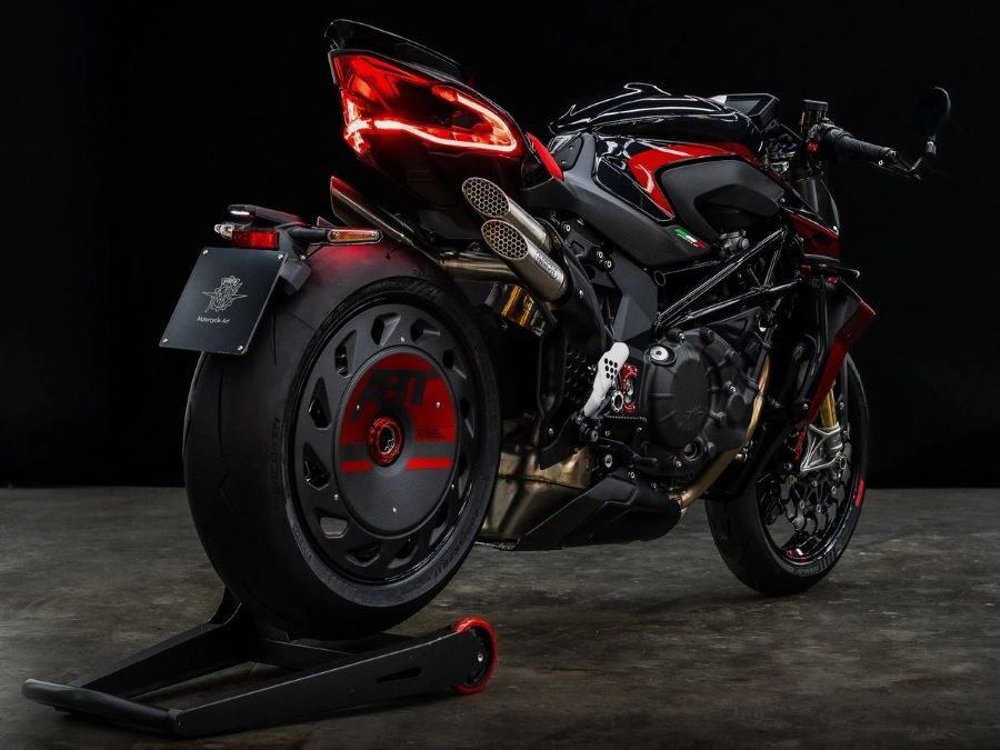 Vista en perspectiva trasera de una MV Agusta Brutale 1000 ABT