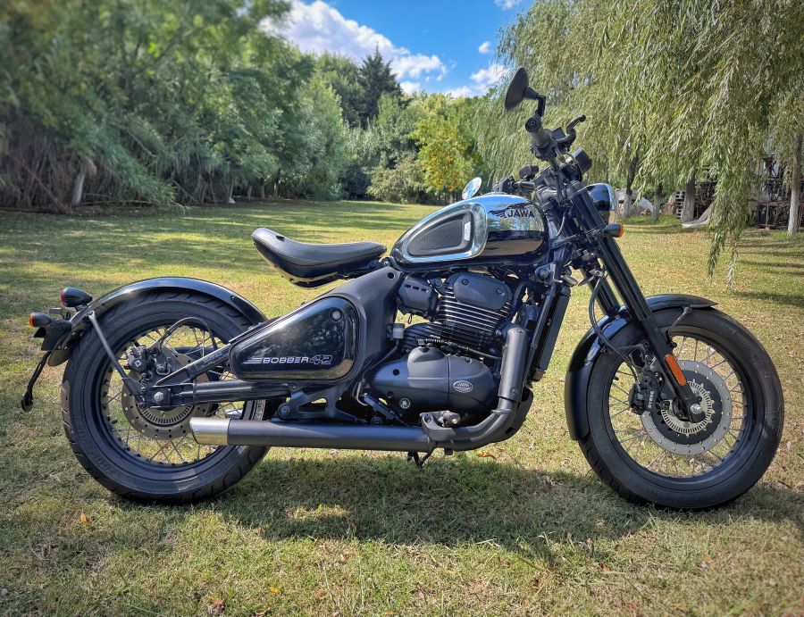 Lateral derecho de una moto Jawa 42 Bobber