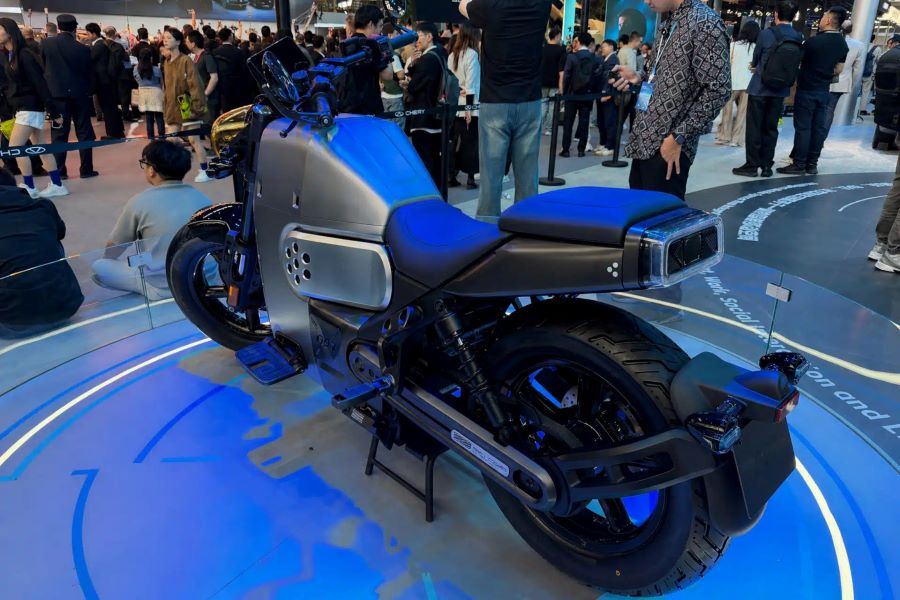 La Chery e-Vo REEV en un salón de motos