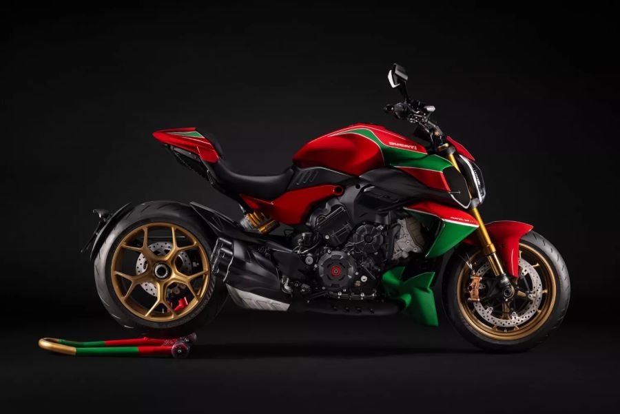 Ducati Collezione 100 traduce su historia en motos de culto Lateral derecho de una Diavel V4 RS 100 de la Collezione 100