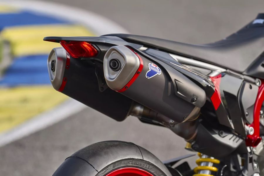 Una Supermotard Ducati total black con alma de superbike Escapes de una Ducati Hypermotard 698 Mono Nera