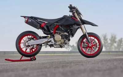 Una Supermotard Ducati total black con alma de superbike
