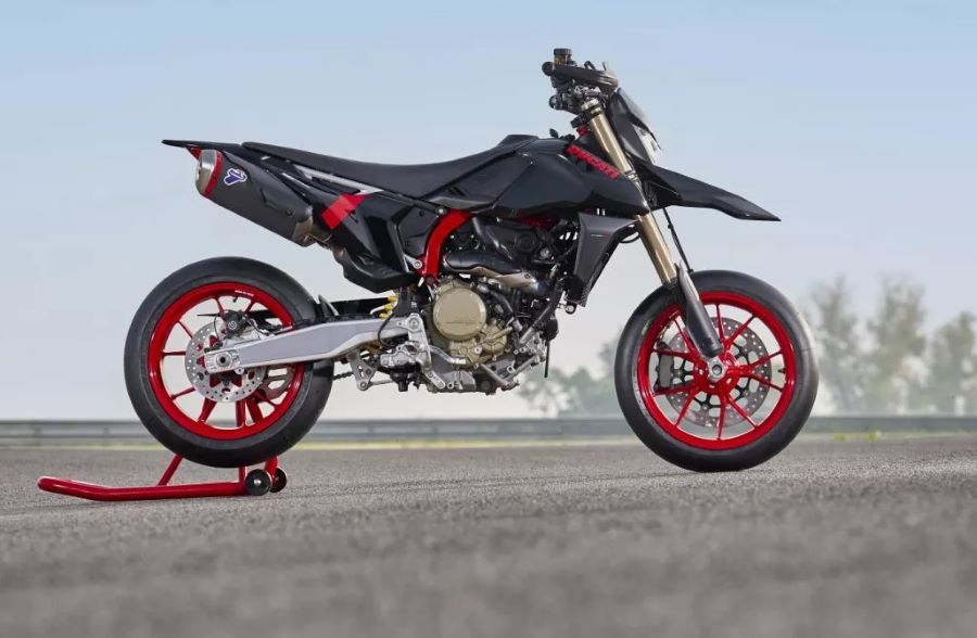 Una Supermotard Ducati total black con alma de superbike