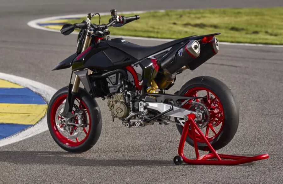 Una Supermotard Ducati total black con alma de superbike Una Ducati Supermotard negra sobre su caballete en una pista