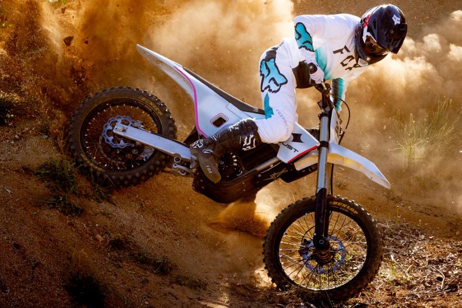 Una Dust Moto Dightail circula en medio del polvo
