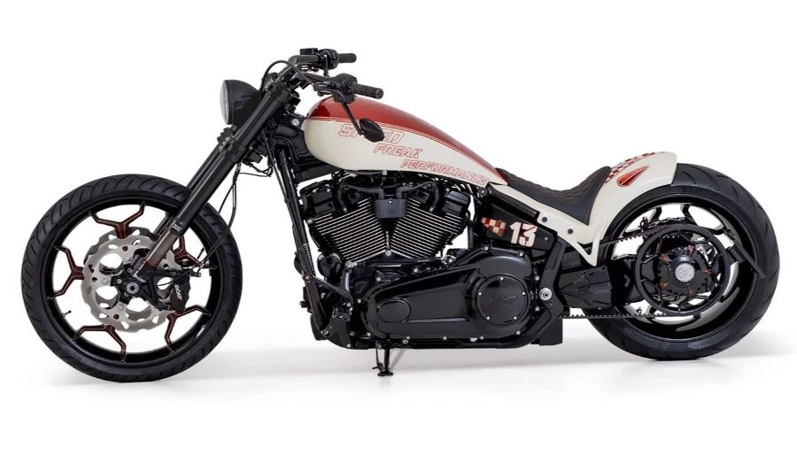 Por qué la Harley-Davidson Breakout obsesiona al mundo custom Lateral izquierdo de la personalización Speed Freak de una breakout
