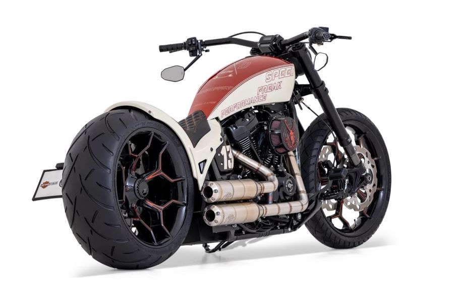 Harley-Davidson vs Suzuki ¿Qué marca de motos conviene más? vista en perspectiva trasera de la customización Speed Freak sobre una harley-Davidson breakout