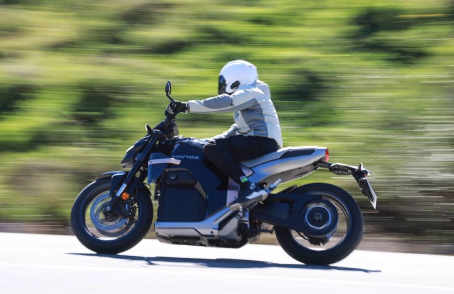 una motocicleta eléctrica Honda WN7 en la carretera
