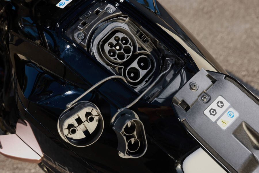 Espacio de cargadores de una motocicleta eléctrica Honda WN7
