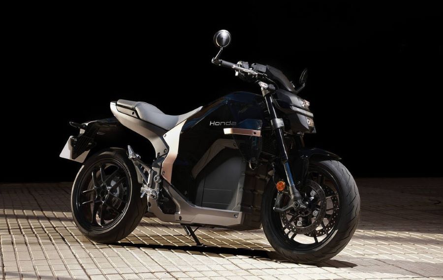 Lateral derecho de una motocicleta eléctrica Honda WN7 con fondo nocturno