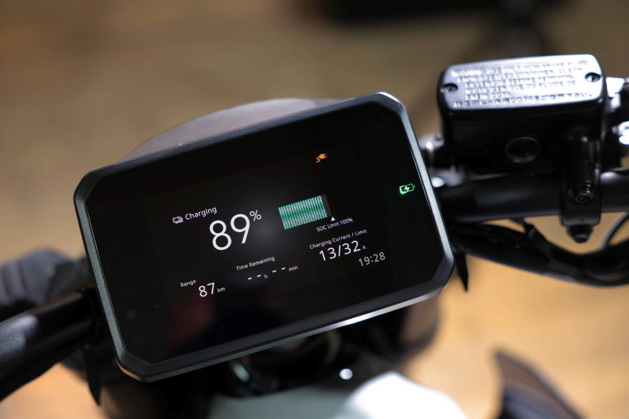 Panatalla digital de una motocicleta eléctrica Honda WN7