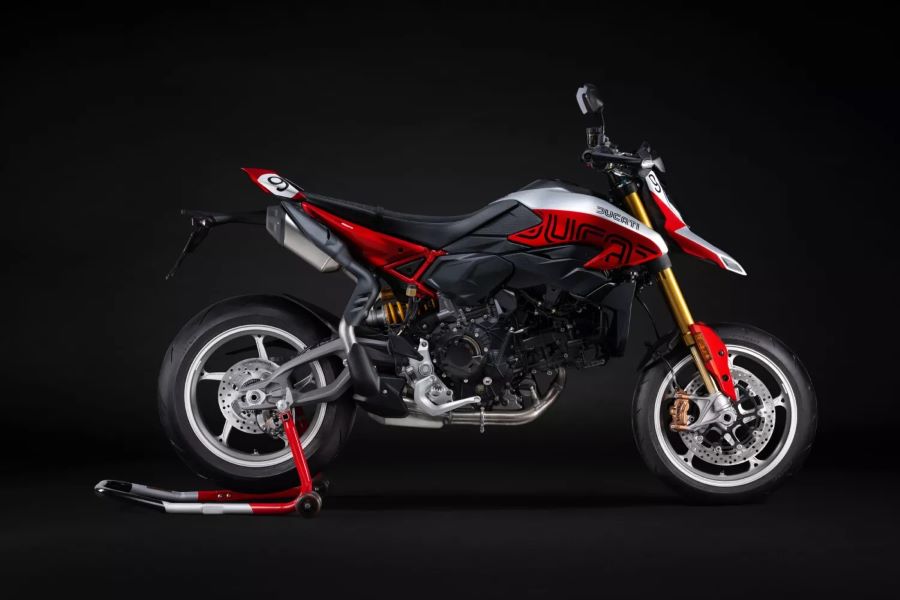 Ducati Collezione 100 traduce su historia en motos de culto Lateral derecho de una Hypermotard V2 SP 100 de la Collezione 100