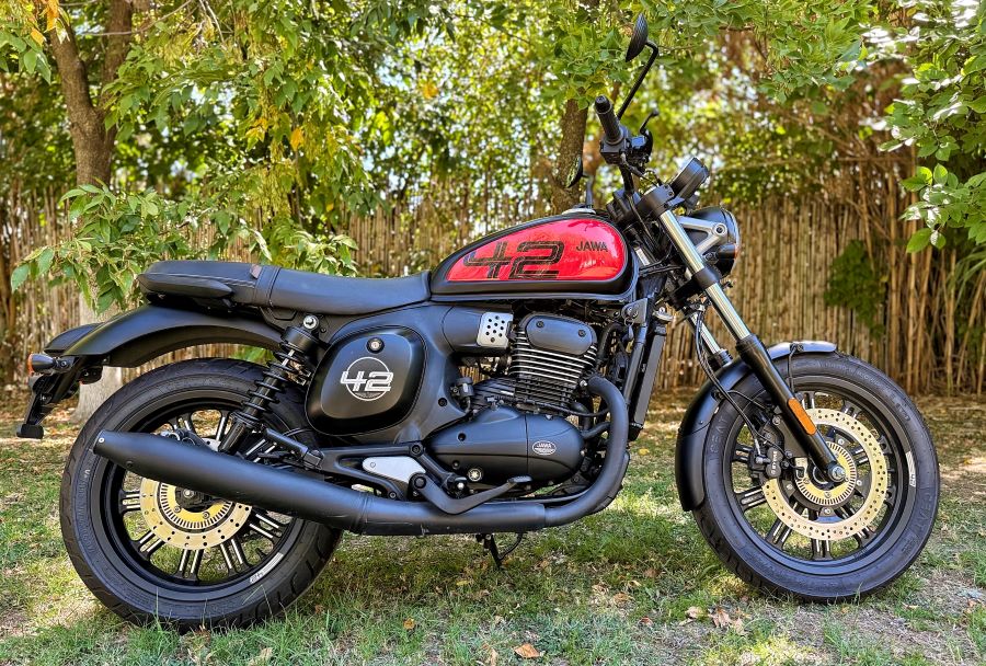 Lateral derecho de una moto Jawa 42FJ